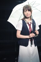 傘を手に「アンブレラ」を歌うみかこし。（撮影：岡本麻衣）