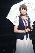 傘を手に「アンブレラ」を歌うみかこし。（撮影：岡本麻衣）