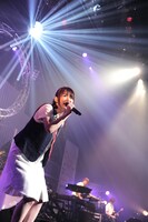 小松未可子「ハピこし！ライブ2015 ～青春×SURVIVAL～」の様子。（撮影：岡本麻衣）