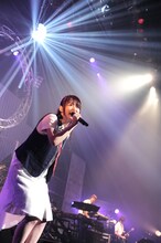 小松未可子「ハピこし！ライブ2015 ～青春×SURVIVAL～」の様子。（撮影：岡本麻衣）