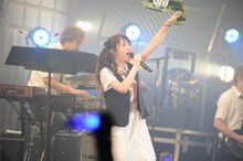 タオルを振り回すみかこし。（撮影：岡本麻衣）