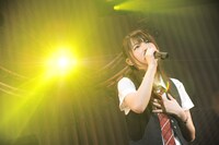 小松未可子「ハピこし！ライブ2015 ～青春×SURVIVAL～」の様子。（撮影：岡本麻衣）