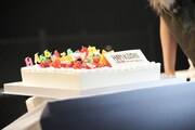 ステージに運び込まれたバースデーケーキ。中央の数字「27」は「16」に差し替えられた。（撮影：岡本麻衣）