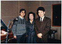 左からなかにし礼、美空ひばり、三木たかし。