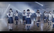 乃木坂46「制服のマネキン」のミュージックビデオのワンシーン。