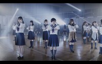 乃木坂46「制服のマネキン」のミュージックビデオのワンシーン。