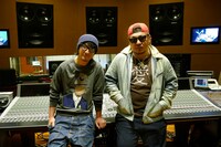 左より遊助、RED RICE。