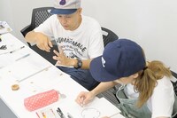 制作作業に臨むBOSE（左）と福岡晃子（右）。