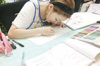 挿絵を描く福岡晃子。