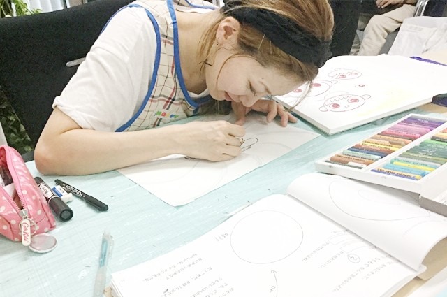 挿絵を描く福岡晃子。