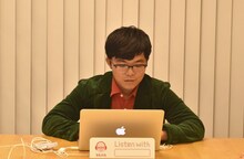 タイムラインを見つめるさかいゆう。