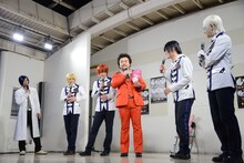 パパイヤ鈴木（右から3番目）とアルスマグナ。