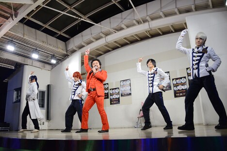 「ハロウィン・ナイト」を踊るパパイヤ鈴木(右から3番目)とアルスマグナ。