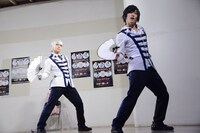 左から泉奏、朴ウィト。