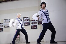 左から泉奏、朴ウィト。