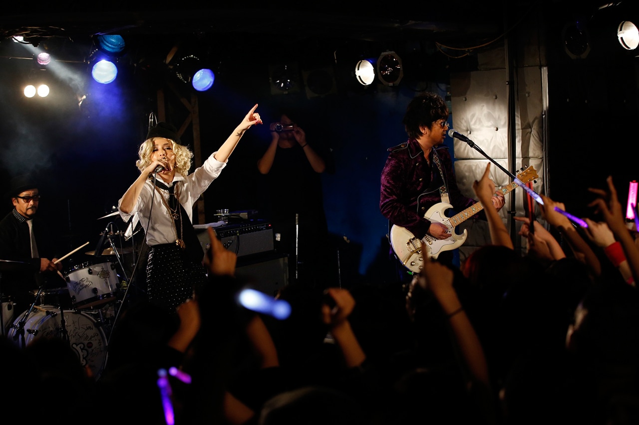 「MIKA RANMARU ～MIKA NAKASHIMA 15th ANNIVERSARY～ ROCK'N' ROLL LIVE」の様子。（撮影：川田洋司）