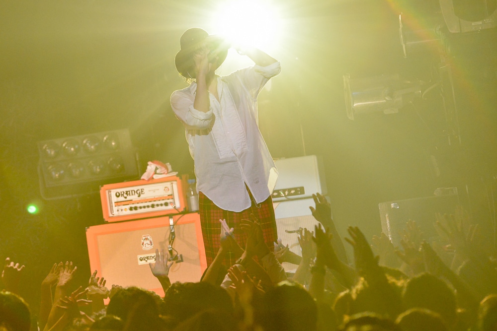 RADWIMPS、胎盤4日目アンコールでデリコと5弦奏