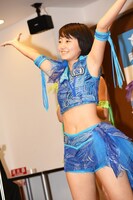 「みんなで踊ろう！もんげー岡山！ダンスプロジェクト」の振り付け案を実演する新井愛瞳。