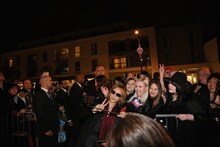 ファンと記念撮影するYOSHIKI。（写真提供：ジャパンミュージックエージェンシー）