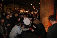 ファンにサインするYOSHIKI。（写真提供：ジャパンミュージックエージェンシー）