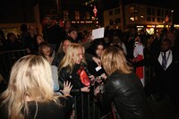 ファンにサインするYOSHIKI。（写真提供：ジャパンミュージックエージェンシー）