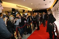 写真撮影に応じるYOSHIKI。（写真提供：ジャパンミュージックエージェンシー）