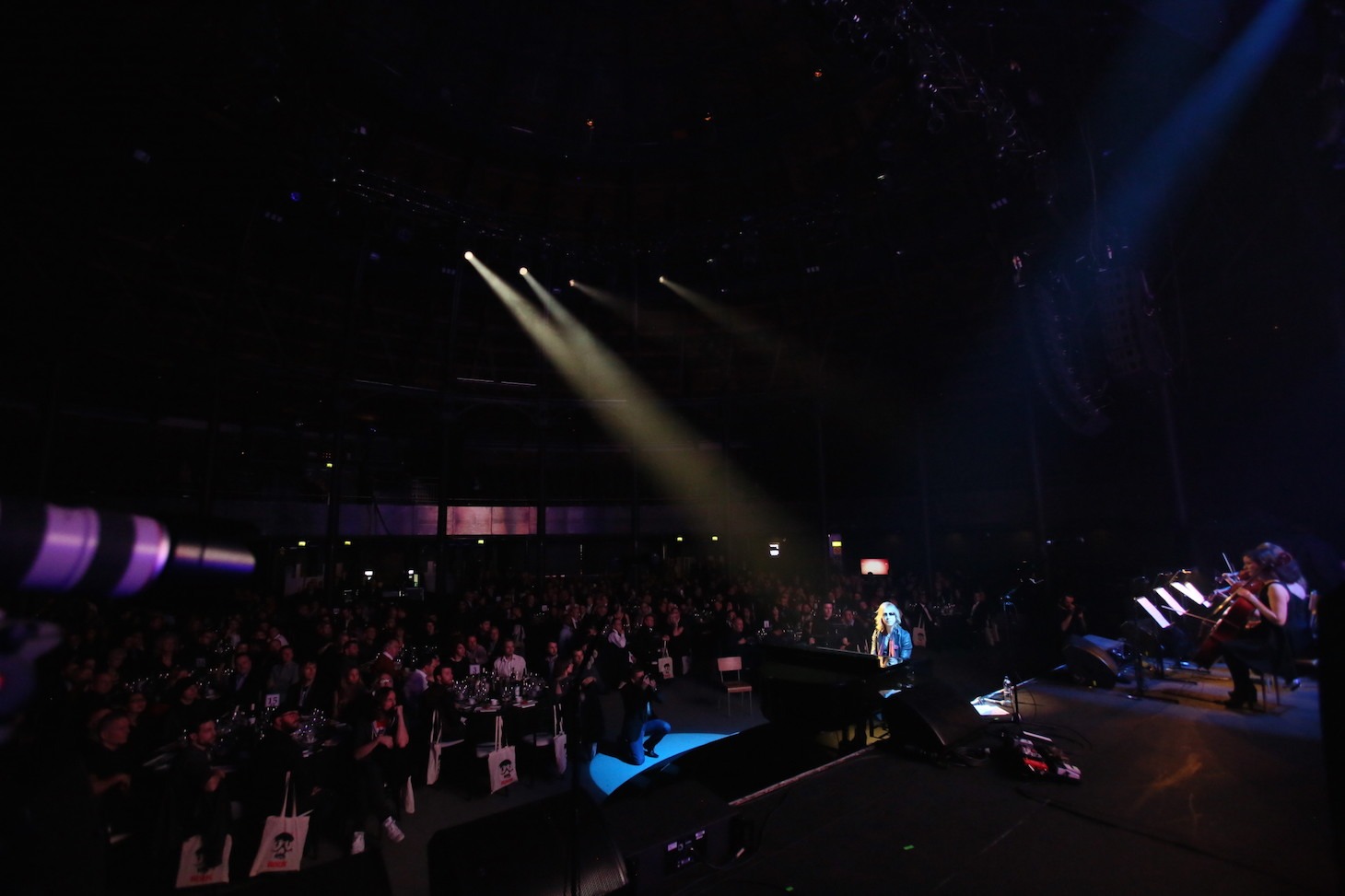 「Classic Rock Awards」にてパフォーマンス中のYOSHIKI。（写真提供：ジャパンミュージックエージェンシー）