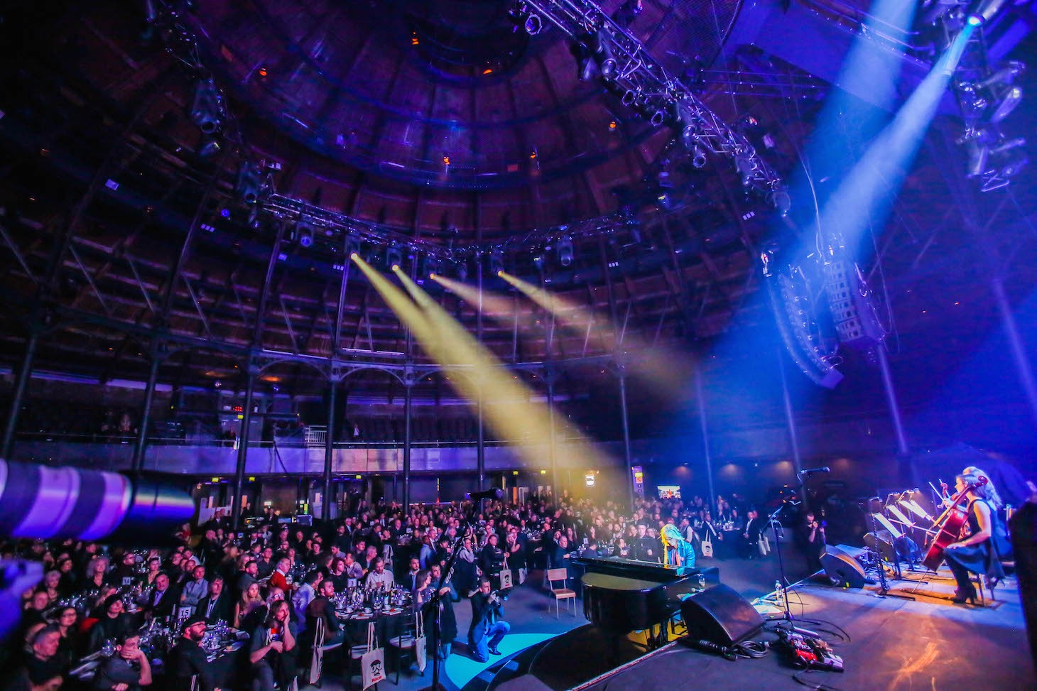 「Classic Rock Awards」にてパフォーマンス中のYOSHIKI。（写真提供：ジャパンミュージックエージェンシー）