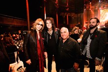 アリス・クーパー（写真左から2番目）と記念撮影するYOSHIKI（左）。（写真提供：ジャパンミュージックエージェンシー）