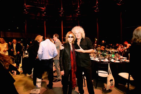 YOSHIKI(左)とブライアン・メイ(右)。(写真提供:ジャパンミュージックエージェンシー)
