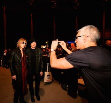 YOSHIKI（左）とジョー・サトリアーニ（右）。（写真提供：ジャパンミュージックエージェンシー）