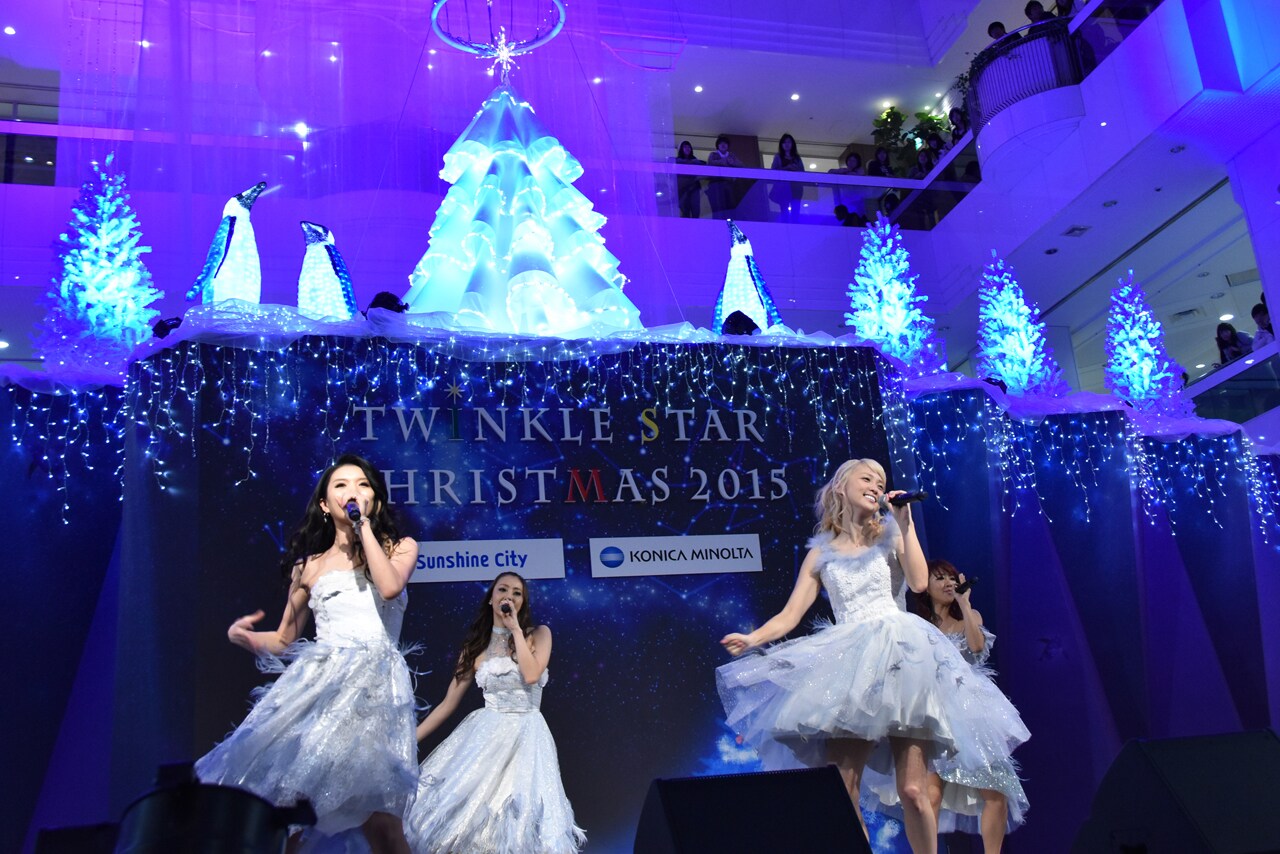 クリスマスツリー「SunshineCity × KONICA MINOLTA トウィンクルオーロラツリー」の前でパフォーマンスするDream。