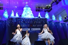 クリスマスツリー「SunshineCity × KONICA MINOLTA トウィンクルオーロラツリー」の前でパフォーマンスするDream。