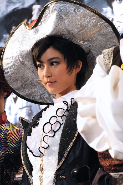 サファイア役の生田絵梨花。