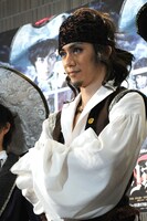 海賊ブラッド役の青木玄徳。