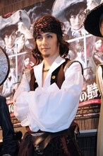 海賊ブラッド役の青木玄徳。