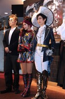 左から上島雪夫、桜井玲香、生田絵梨花。