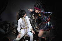 左から生田絵梨花、桜井玲香。