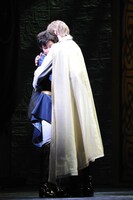 左から生田絵梨花、神永圭佑。