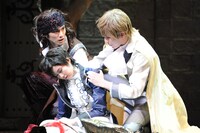 左から青木玄徳、生田絵梨花、神永圭佑。