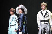 左から赤澤燈、生田絵梨花、神永圭佑。