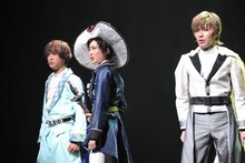 左から赤澤燈、生田絵梨花、神永圭佑。