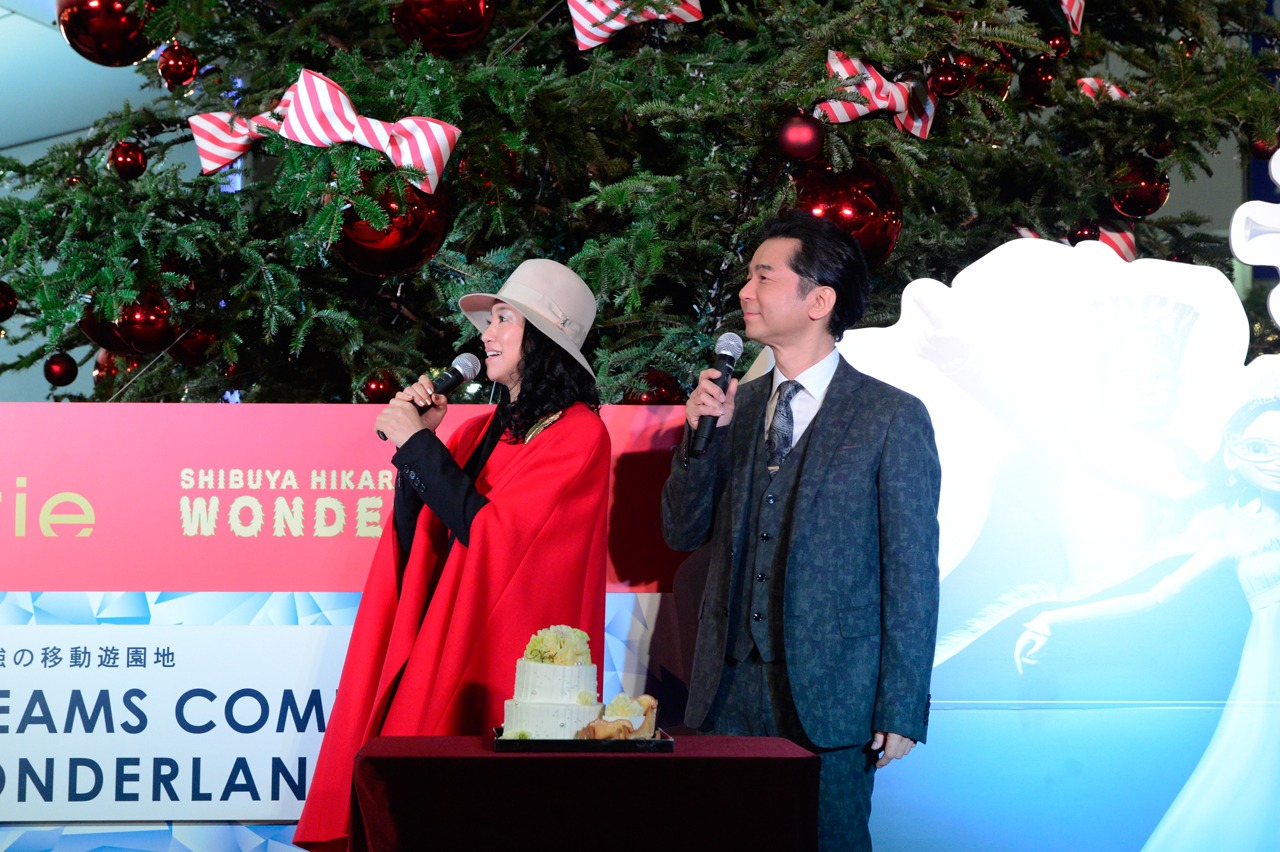 「Shibuya Hikarie Christmas 2015 ～WONDERLAND～」クリスマスツリー点灯式の様子。