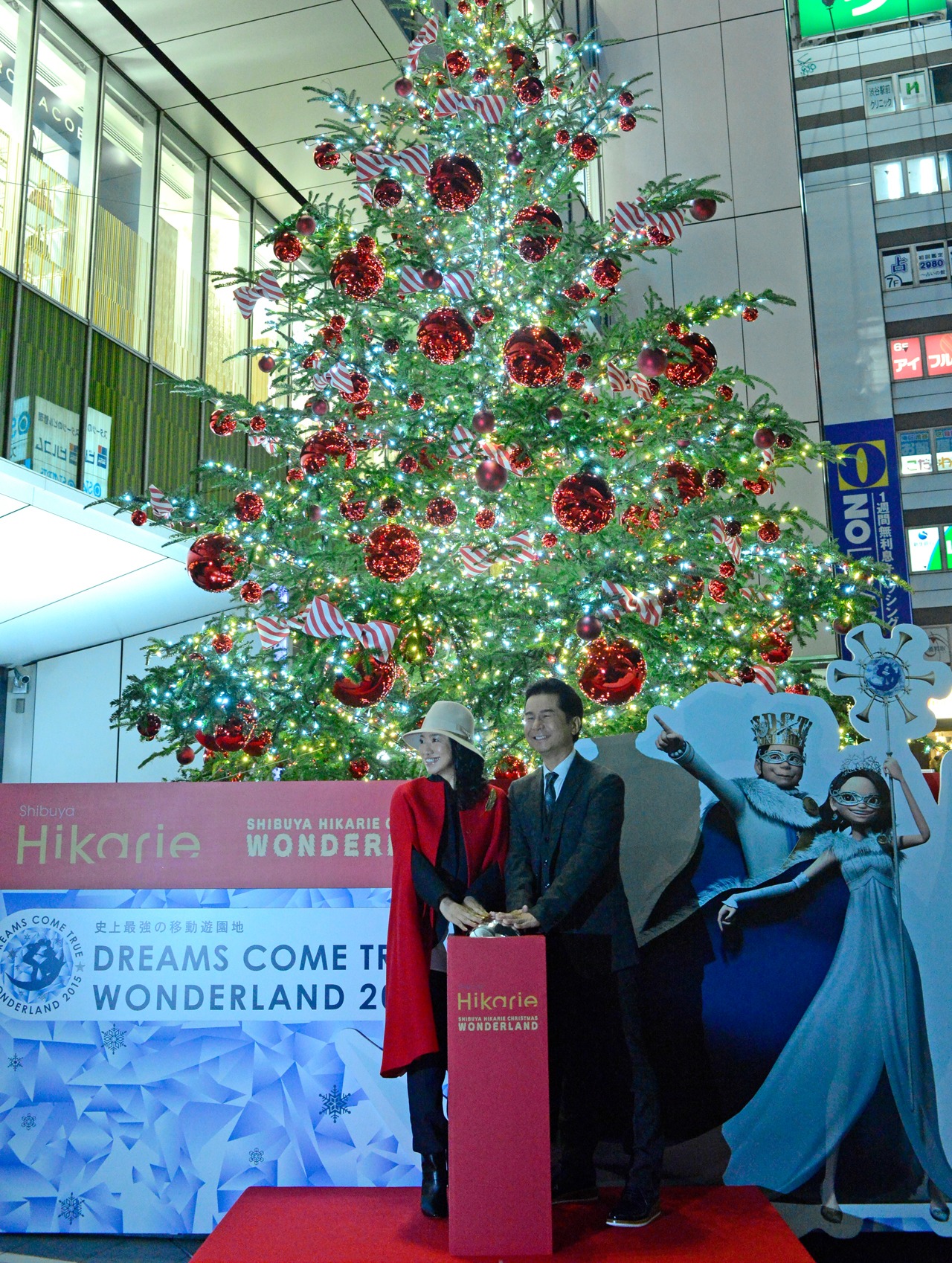 「Shibuya Hikarie Christmas 2015 ～WONDERLAND～」クリスマスツリー点灯式の様子。