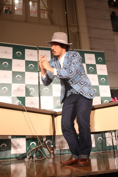 “五郎丸ポーズ”を披露する常田真太郎。 （撮影：矢部志保）