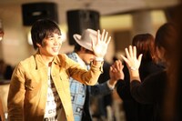 イベント終了後、ハイタッチ会に応じる大橋卓弥。 （撮影：矢部志保）