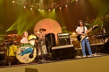 左より福岡晃子、橋本絵莉子。（撮影：古溪一道）