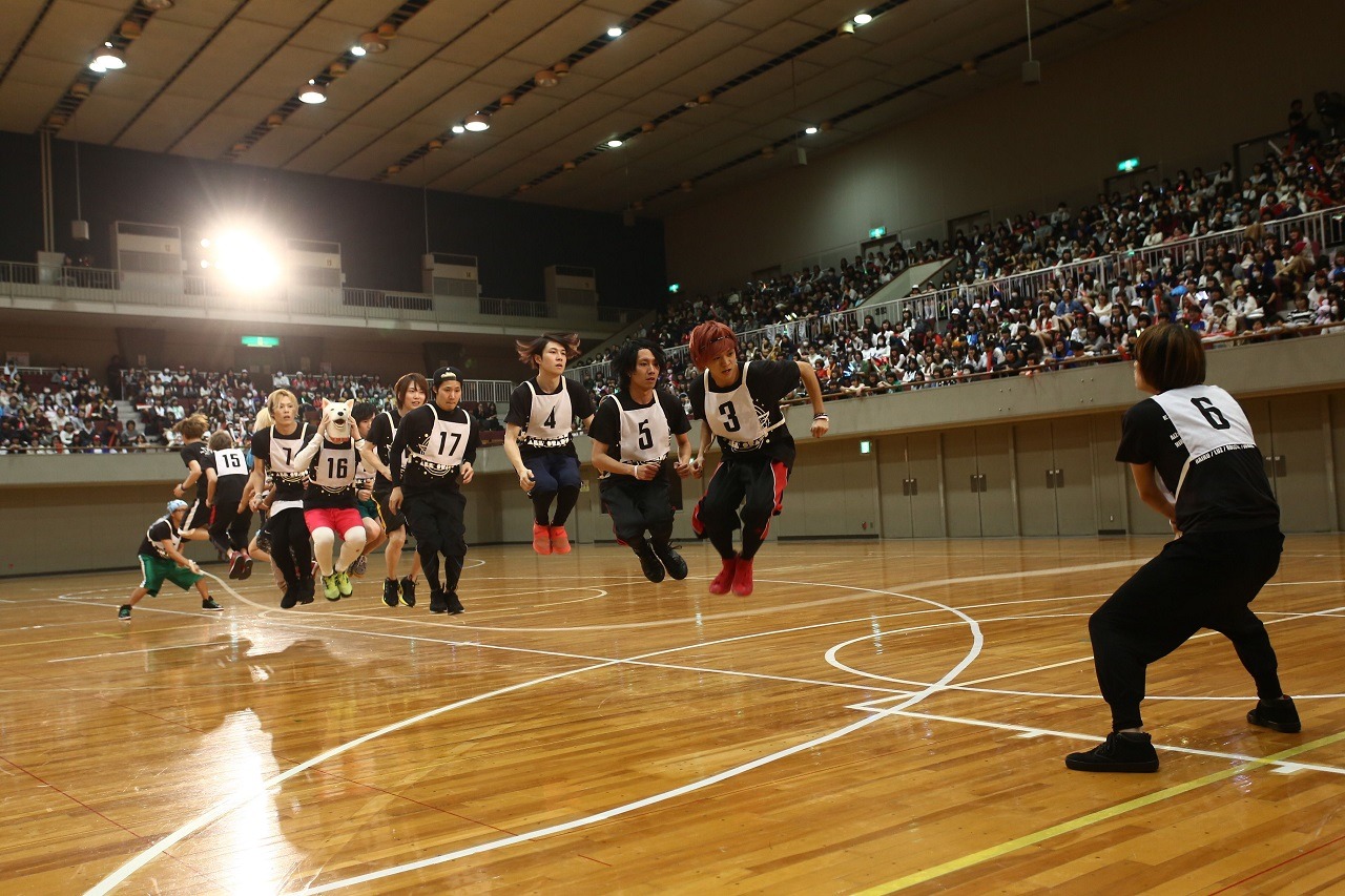 「EXIT TUNES ACADEMY UNDOKAI 2015 ～秋の大運動会～」で行われた大縄跳びの様子。（提供：EXIT TUNES）