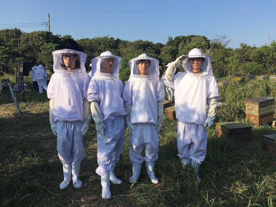 Thinking Dogs、ハチに囲まれ防護服姿でパフォーマンス