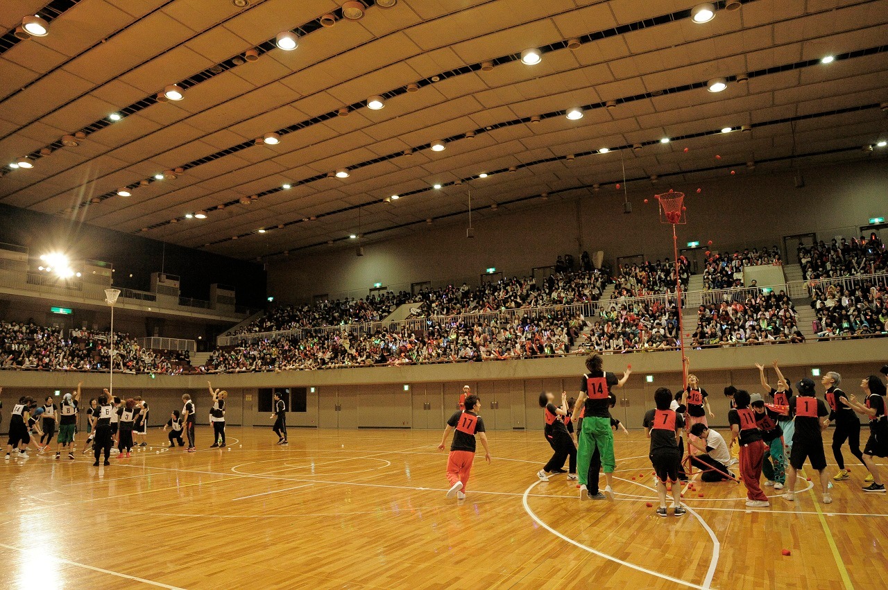 「EXIT TUNES ACADEMY UNDOKAI 2015 ～秋の大運動会～」で行われた玉入れの様子。（提供：EXIT TUNES）